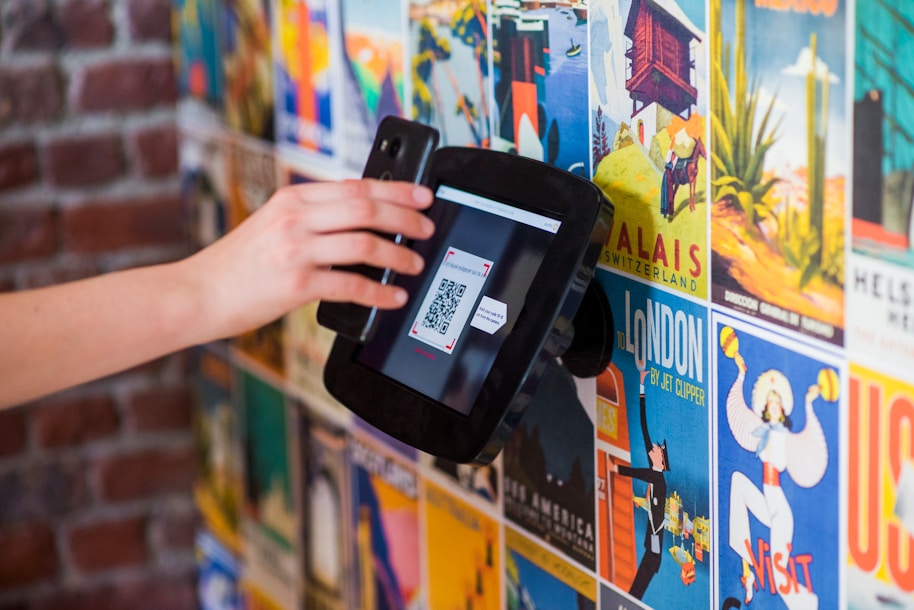 Tablette fixée au mur, scan d'un QR code